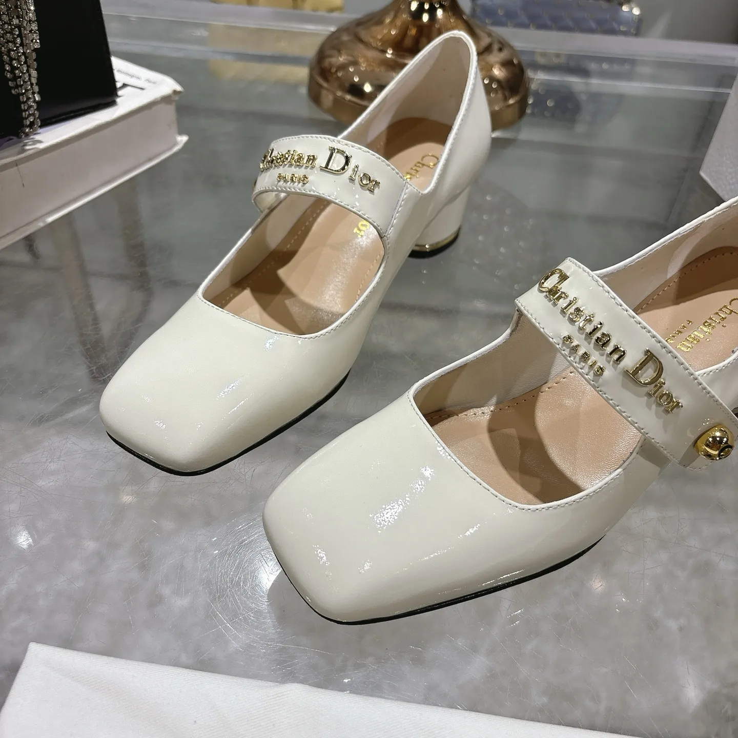 💕💕Factory direct selling price p560💕💕 💕25ss early spring new Dior Dior D-My hardware letter square toe high heels 👠This My Dior high heels are a new product in the 2025 spring and summer ready-to-wear series, showing exquisite elegance. Carefully crafted from cow leather, it is embellished with gold buckles and a metallic Christian Dior Paris logo, making it highly recognizable and highlighting Dior's extraordinary craftsmanship. Graphic style heels complement each other, making the fashionable design more elegant. Upper: cow patent leather. Inner foot pad: sheepskin. Sole: Italian genuine leather outsole. Heel height: 4cm 7.5cm. Size: 35-39 (34.40.41. Customized items are non-refundable)